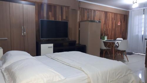 グラマドにあるCasa Jardim de Gramadoのベッドと薄型テレビのある寝室