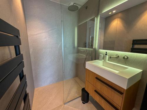 une salle de bain avec un lavabo et une douche en verre dans l'établissement Penthouse, 3 Suites Luxe, Accès direct Plage, à Cannes