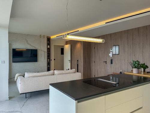 une cuisine et un salon avec un canapé et une table dans l'établissement Penthouse, 3 Suites Luxe, Accès direct Plage, à Cannes