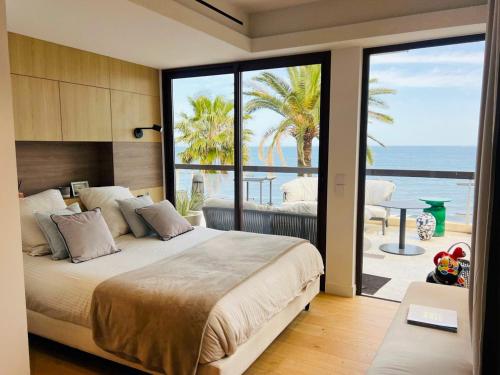 une chambre avec un lit et une vue sur l'océan dans l'établissement Penthouse, 3 Suites Luxe, Accès direct Plage, à Cannes
