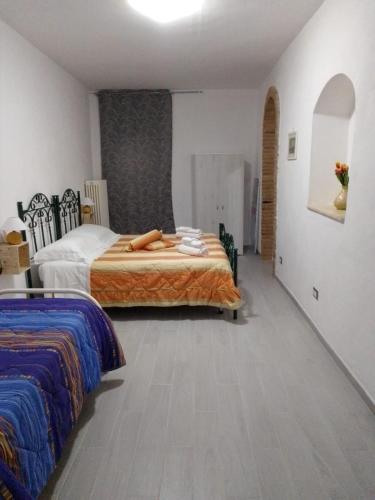 een slaapkamer met 2 bedden in een kamer bij Dimora del Malconsiglio in Miglionico