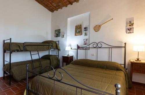 a bedroom with two bunk beds in a room at San Lorenzo Agriturismo in Buonconvento
