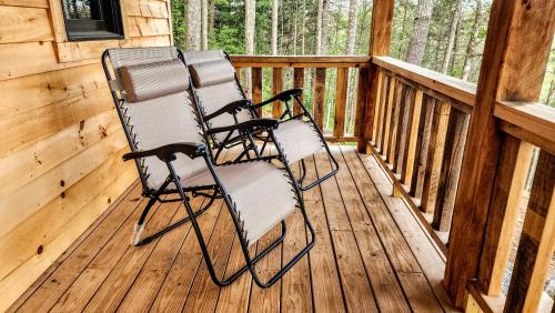 Balkón nebo terasa v ubytování Luxury Mountain View Cabin Near Asheville NC