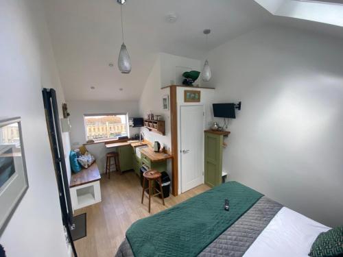 1 dormitorio con 1 cama y escritorio en una habitación en Claremont House Keswick en Keswick
