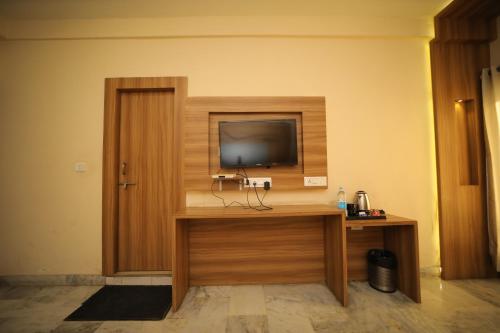 HOTEL DAMANISにあるテレビまたはエンターテインメントセンター