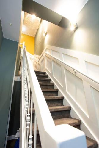 una escalera en un edificio con una escalera blanca en Anegang Boutique Hotel, en Haarlem