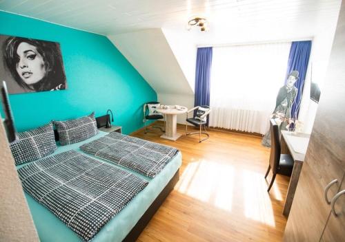 ein Schlafzimmer mit einer grünen Wand, einem Bett und einem Schreibtisch in der Unterkunft Rheinblick Apartment in Koblenz