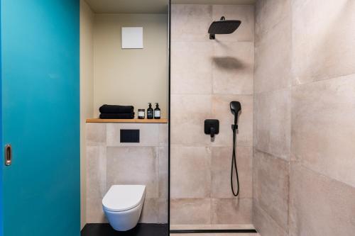 uma casa de banho com um WC e um chuveiro em FRIZ Art em Gundelfingen