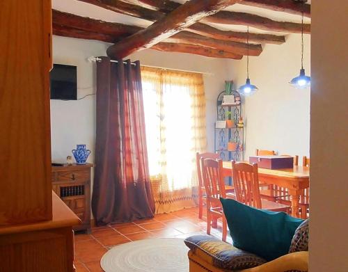 cocina y comedor con mesa y sillas en Casa Rural La Tia Flora, en Santa Cruz de Nogueras