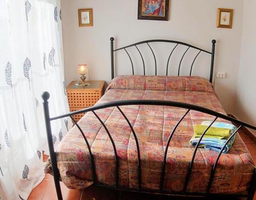 1 dormitorio con 1 cama con marco de metal en Casa Rural La Tia Flora, en Santa Cruz de Nogueras