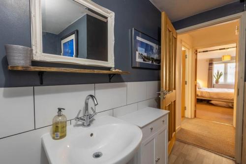 y baño con lavabo y espejo. en Stylish Apartment, Double Bedroom, Fully Equipped en Frome