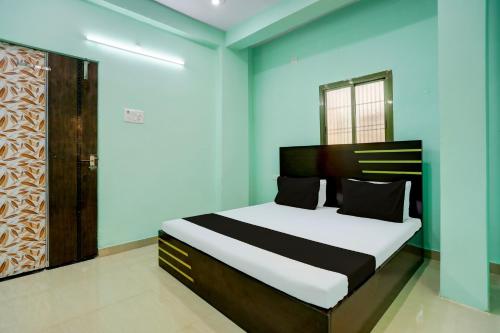 a bedroom with a bed in a blue room at OYO Flagship Kamla P Guest House in Varanasi