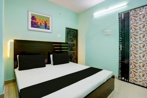 a bedroom with a large bed in a room at OYO Flagship Kamla P Guest House in Varanasi