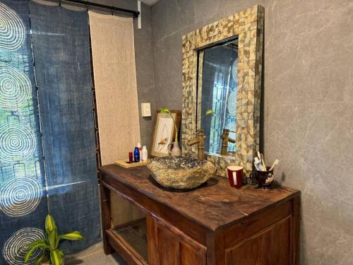 uma casa de banho com um lavatório e um espelho em Entire home and private beach in Phu Yen, Vietnam em Tuy An