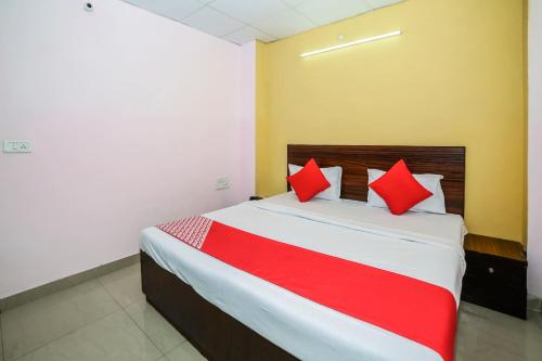 En eller flere senge i et værelse på OYO Hotel Ambe Tara