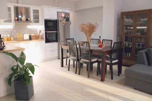 een keuken en eetkamer met een tafel en stoelen bij Agis home in Ágios Rókkos