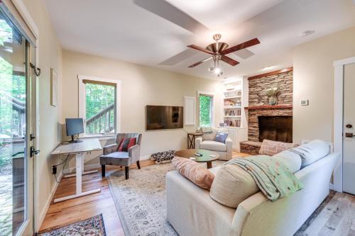 Μια τηλεόραση ή/και κέντρο ψυχαγωγίας στο Waterfront Lancaster Cabin about 10 Mi to Kilmarnock!
