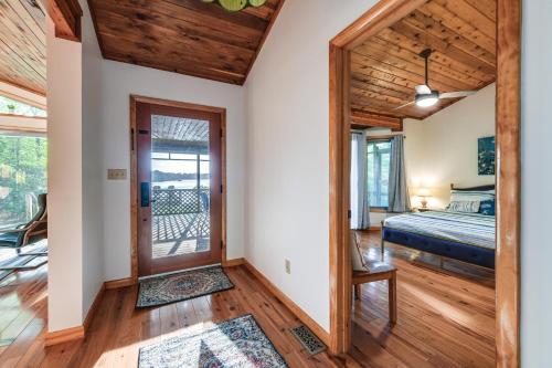 Ένα ή περισσότερα κρεβάτια σε δωμάτιο στο Waterfront Lancaster Cabin about 10 Mi to Kilmarnock!