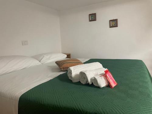 1 dormitorio con 2 toallas en una cama en CASA VACANZE CANAL GRECO - B&B, en Castrovillari