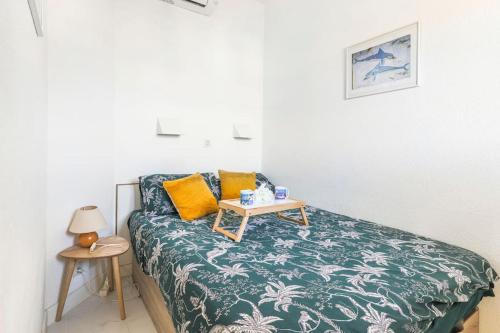 - une chambre avec un lit et une table dans l'établissement 2 Pièces Vue Mer Panoramique à 5 min des plages, à Villeneuve-Loubet