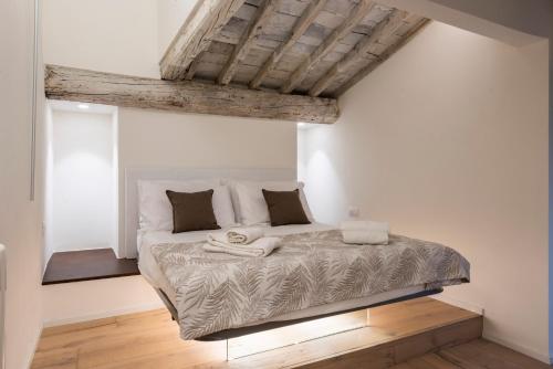 une chambre avec un grand lit dans une pièce dans l'établissement Dolce Vita Apartament, à Florence