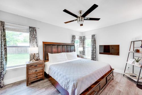 Giường trong phòng chung tại San Antonio Home, 2 Mi to Airport - Pets Welcome!