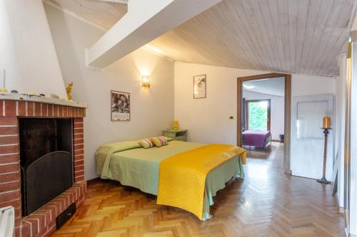 1 dormitorio con 1 cama y chimenea en Maxi Paradiso, en Torricella