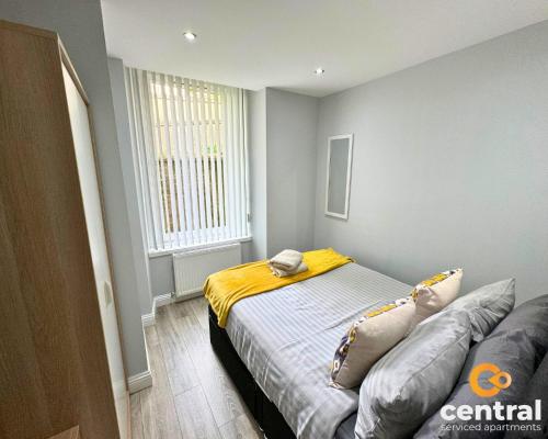 1 dormitorio con 1 cama con manta amarilla en 2 Bedroom Apartment by Central Serviced Apartments - Ground Floor - Monthly & Weekly Bookings Welcome - FREE Street Parking - Close to Centre - 2 Double Beds - WiFi - Smart TV - Fully Equipped - Heating 24-7 en Dundee