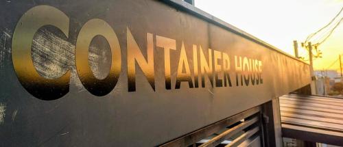 a sign for aamed lane on the side of a building at Ninho de Aço - Casa Container! in Uberlândia