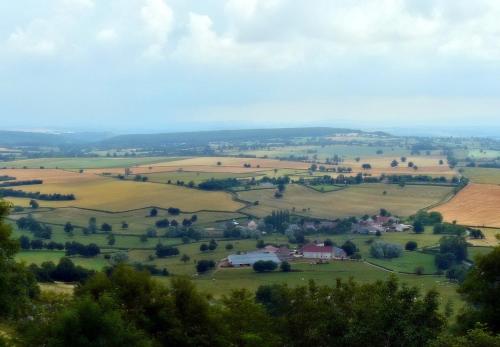 una vista de una granja en un campo en Chambre d'hote les frérots, en Lurcy-le-Bourg