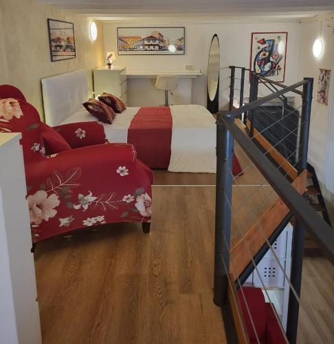 una camera con letto e una scala con letto a castello di LOFT BORGO 13 a Como