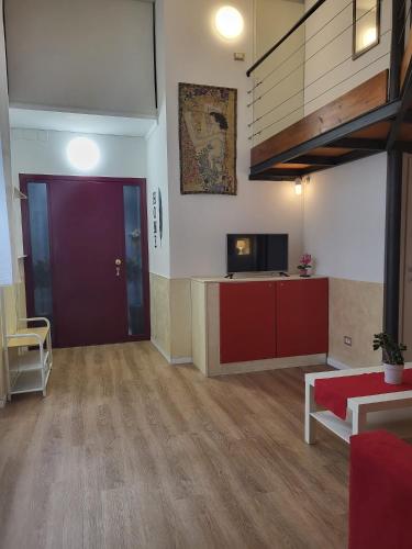un soggiorno con un divano e una TV di LOFT BORGO 13 a Como