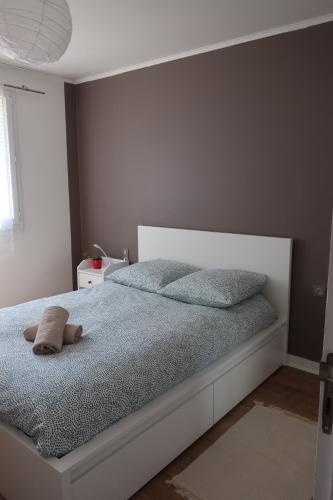 une chambre avec un lit avec un animal en peluche dessus dans l'établissement Appartement avec jardin au coeur de Rennes, à Rennes