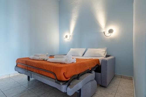 Una cama con toallas en una habitación en Tropical Beach A1, en Kalamaki