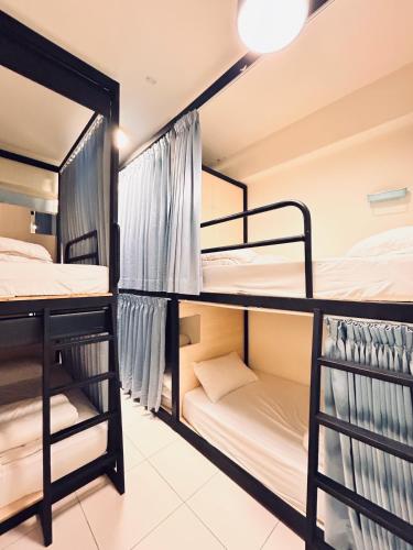 a room with two bunk beds and a window at 海景 綠島極光輕旅 代訂船票 租摩托車浮潛 藍洞跳水 體驗潛水 in Green Island