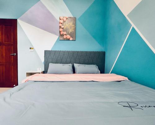 a bedroom with a bed with a blue and white wall at 海景 綠島極光輕旅 代訂船票 租摩托車浮潛 藍洞跳水 體驗潛水 in Green Island