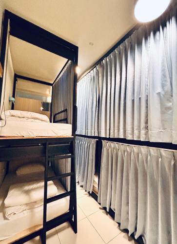 a bedroom with a bunk bed and a window at 海景 綠島極光輕旅 代訂船票 租摩托車浮潛 藍洞跳水 體驗潛水 in Green Island