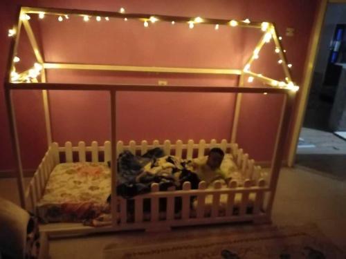 ein Kinderbett mit zwei Kindern mit Beleuchtung in der Unterkunft Mimi cheriti in Bordj Lutaud