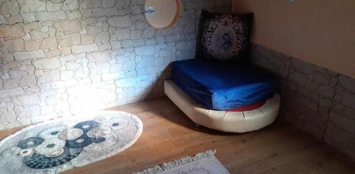 narożnik pokoju z łóżkiem i dywanem w obiekcie Mimi cheriti w mieście Bordj Lutaud