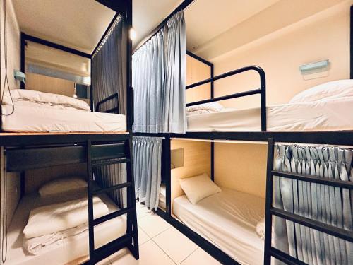 a group of bunk beds in a room at 海景 綠島極光輕旅 代訂船票 租摩托車浮潛 藍洞跳水 體驗潛水 in Green Island