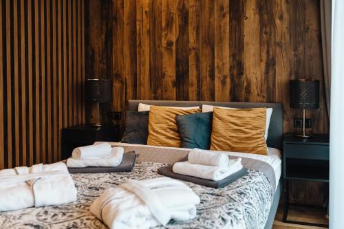 En eller flere senge i et værelse på HANZA TOWER LUX Sauna&Pool