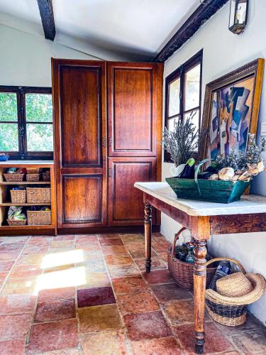 Il comprend une cuisine avec des placards en bois et un sol en pierre. dans l'établissement Domaine Les Vaches, à Cotignac