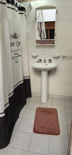 y baño con lavabo y espejo. en @embajadapichincha en Rosario