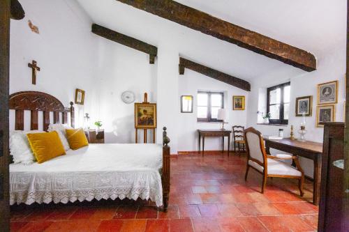 une chambre avec un lit et un bureau dans l'établissement Domaine Les Vaches, à Cotignac