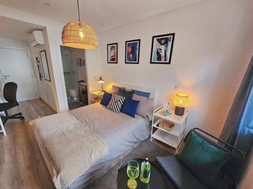 um quarto com uma cama, um sofá e uma mesa em Grand Casa Vincente Suite-Near Sé Velha 7min away em Coimbra