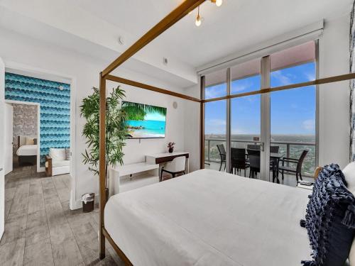 Un dormitorio con una cama y vista al mar. en Top Floor Luxury Penthouse with Private Roof Deck, en Hallandale Beach