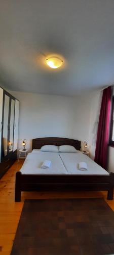 - une chambre avec un lit et 2 serviettes dans l'établissement Honey Apartments, à Visoko