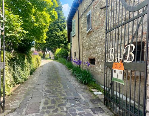 pusta ulica obok budynku z napisem w obiekcie La Casa Di Campagna Sul Garda w mieście Puegnago