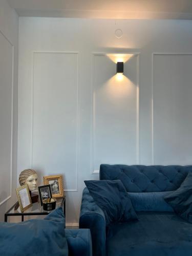 sala de estar con sofá azul y mesa en Daphne Luxe Retreat -Sea View-King size bed-, en Supetar