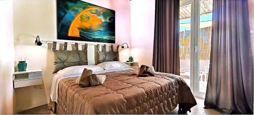 um quarto com uma cama grande e uma janela grande em L'ulivo di Alice em Marsala